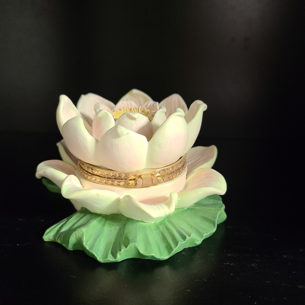 Avon Vintage Water Lily Lotus Floral Lidded Trinket Box With Gold Accents - Picture 4 of 8